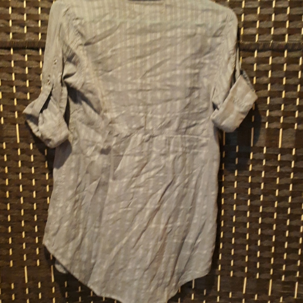Button up shirt. - Picture 4 of 4